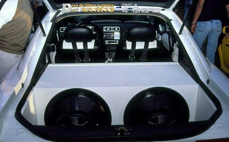 Imagen del reportaje  revista Tuning Area4tuners.es, concentración de coches Tuning del año 2001 en Terrasa, Barcelona, España