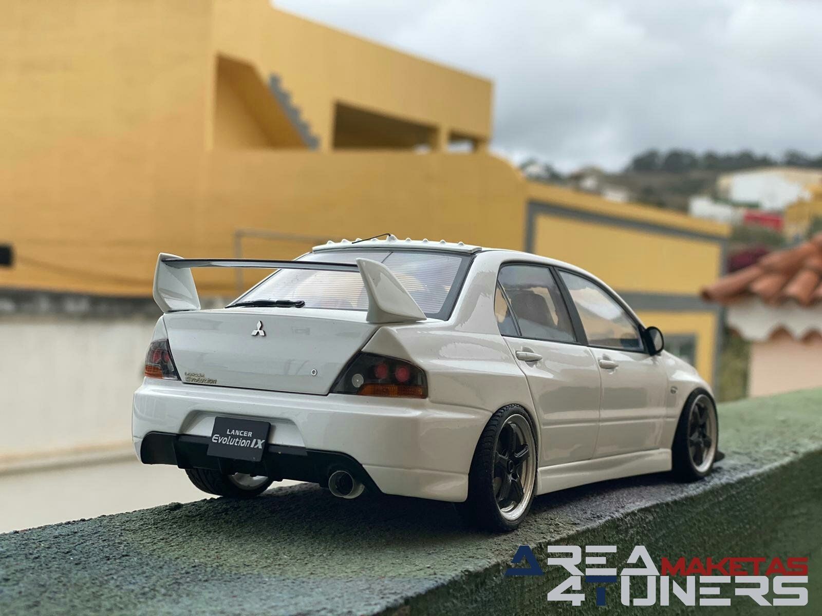 Reportaje maqueta Tuning Mitsubishi Evo 9 Evolution Plus Imagen perteneciente al reportaje fotográfico de la revista Tuning de publicación diaria Area4tuners.es sobre una maqueta Tuning de escala 1:18 Mitsubishi Evo 9