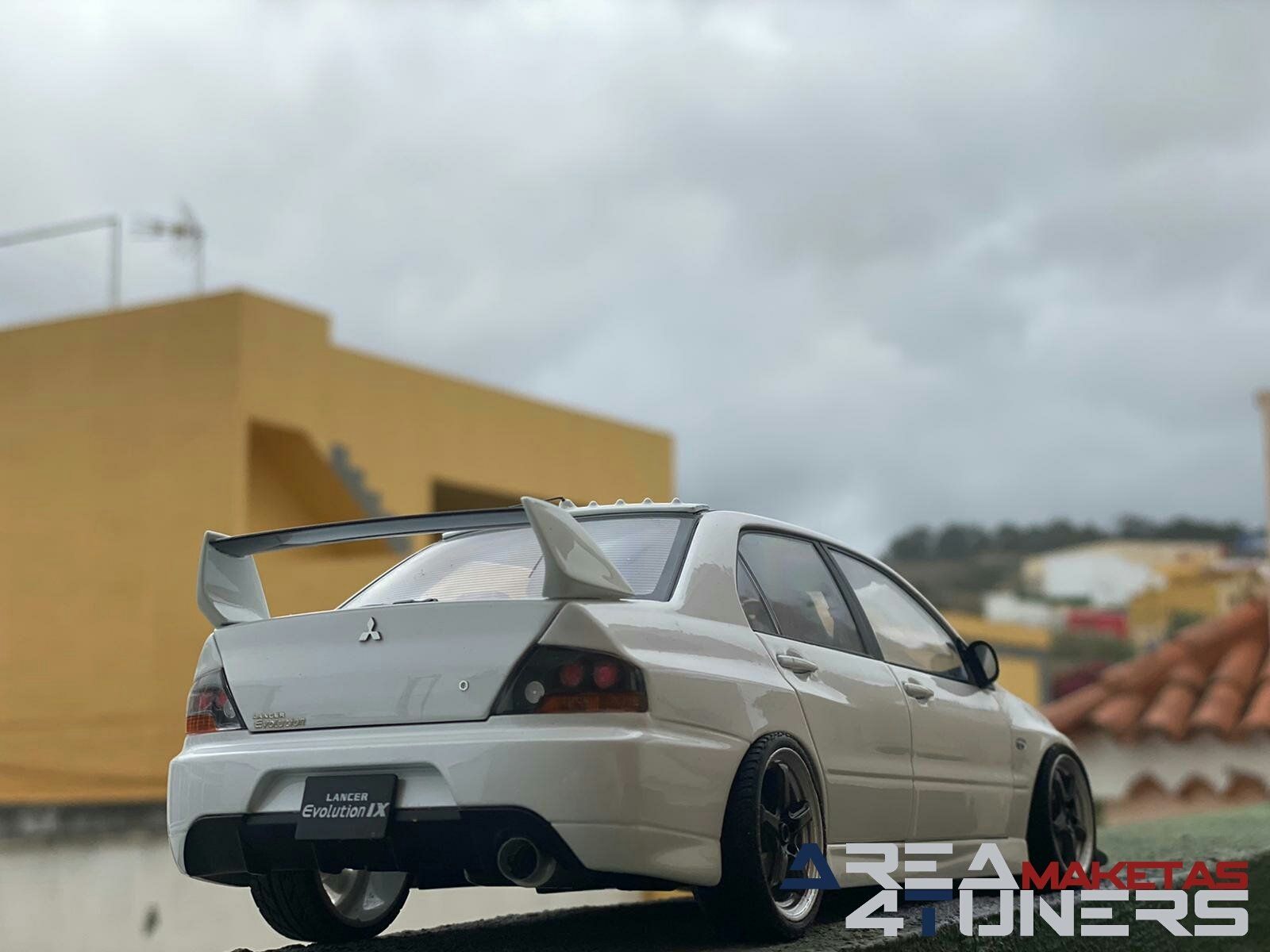 Reportaje maqueta Tuning Mitsubishi Evo 9 Evolution Plus Imagen perteneciente al reportaje fotográfico de la revista Tuning de publicación diaria Area4tuners.es sobre una maqueta Tuning de escala 1:18 Mitsubishi Evo 9