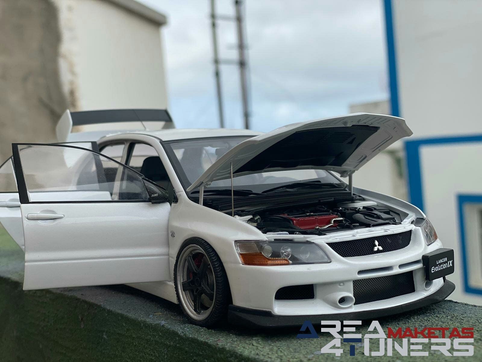Reportaje maqueta Tuning Mitsubishi Evo 9 Evolution Plus Imagen perteneciente al reportaje fotográfico de la revista Tuning de publicación diaria Area4tuners.es sobre una maqueta Tuning de escala 1:18 Mitsubishi Evo 9