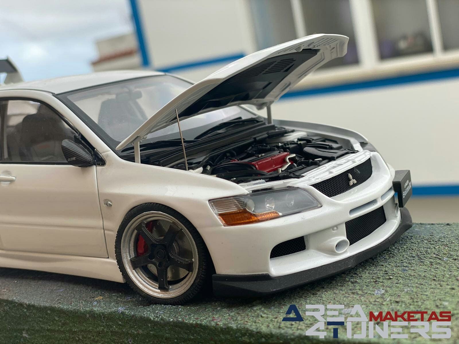 Reportaje maqueta Tuning Mitsubishi Evo 9 Evolution Plus Imagen perteneciente al reportaje fotográfico de la revista Tuning de publicación diaria Area4tuners.es sobre una maqueta Tuning de escala 1:18 Mitsubishi Evo 9