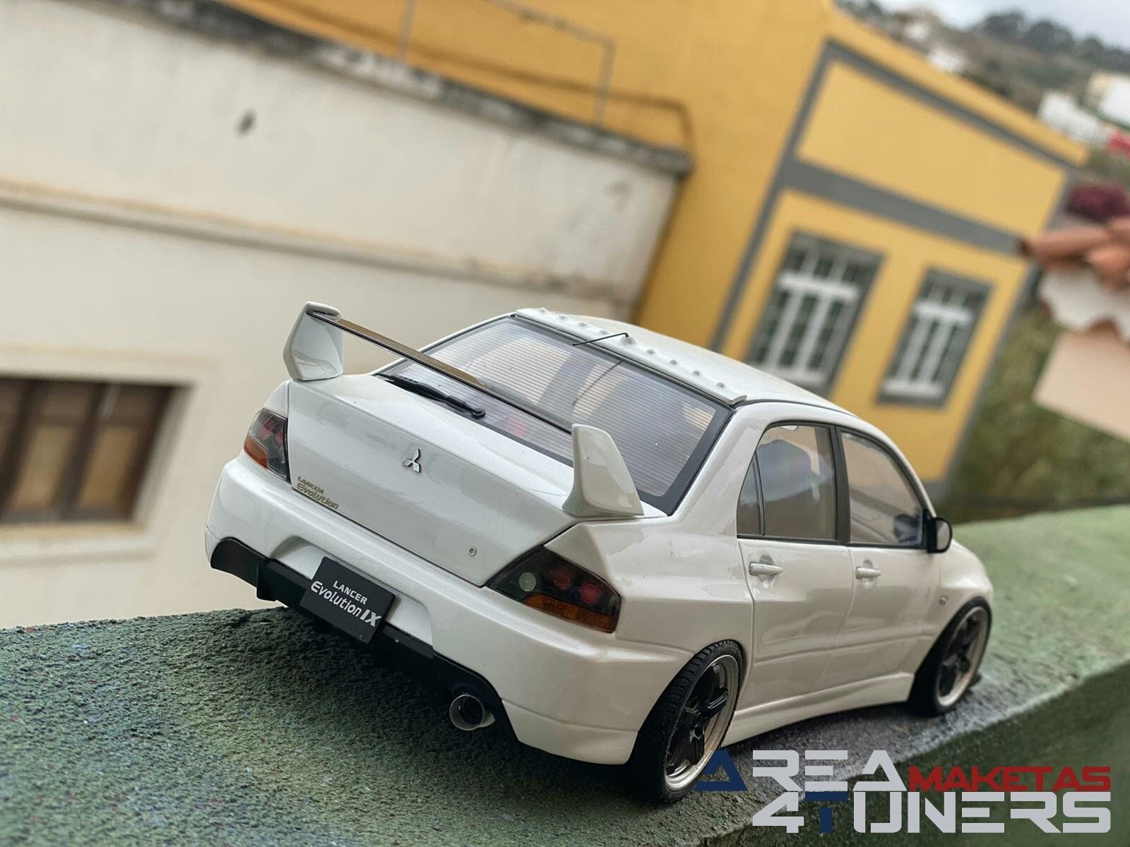 Reportaje maqueta Tuning Mitsubishi Evo 9 Evolution Plus Imagen perteneciente al reportaje fotográfico de la revista Tuning de publicación diaria Area4tuners.es sobre una maqueta Tuning de escala 1:18 Mitsubishi Evo 9