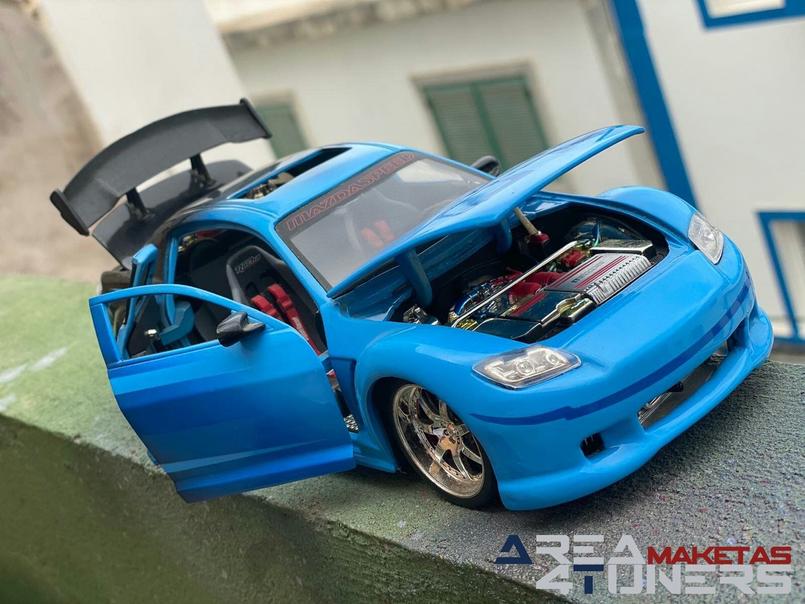 Reportaje maqueta Tuning Mazda RX-8 Tokyo Look Imagen perteneciente al reportaje fotográfico de la revista Tuning de publicación diaria Area4tuners.es sobre una maqueta Tuning de escala 1:18 Mazda Rx-8