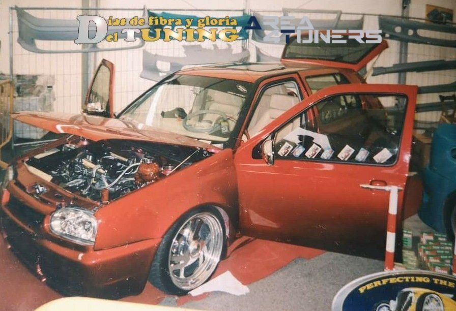 Imagen del reportaje  revista Tuning Area4tuners.es, concentración de coches Tuning del año 2002 en Zarautz, Guipúzcoa, España