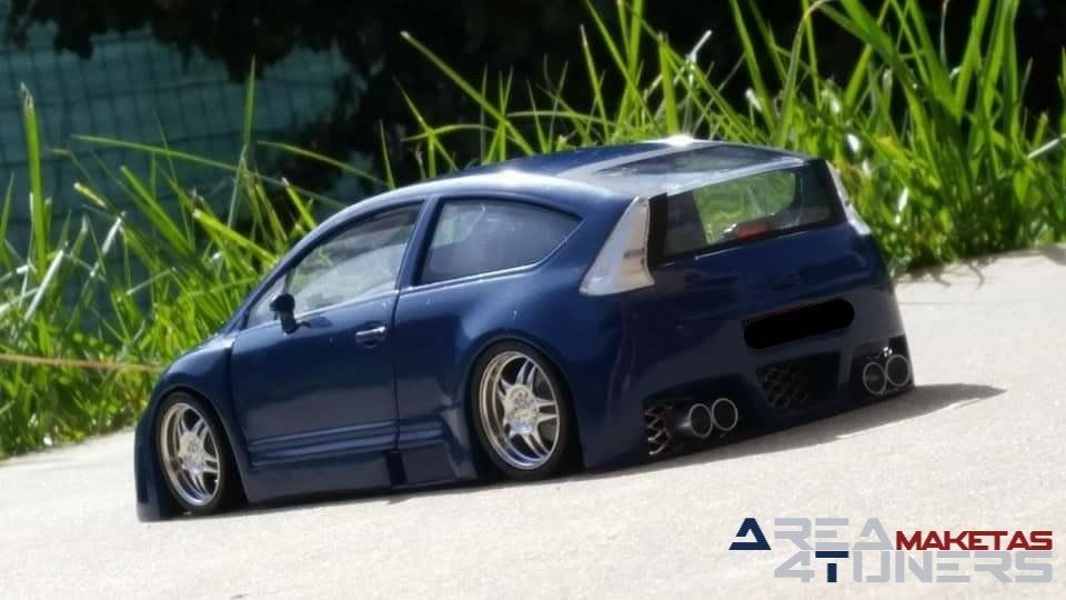 Reportaje maqueta Tuning Citroën C4 Kustomorphorse Imagen perteneciente al reportaje fotográfico de la revista Tuning de publicación diaria Area4tuners.es sobre una maqueta Tuning de escala 1:18 Citroën C4