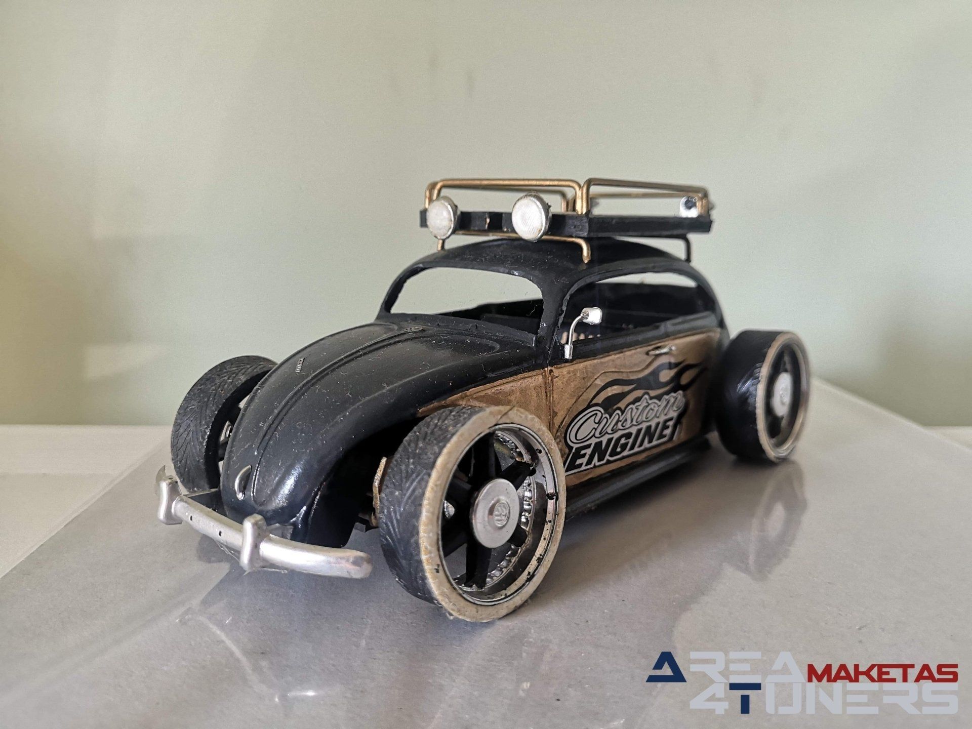 Imagen reportaje maqueta Tuning Vw Beetle Top Chop Yeah Imagen perteneciente al reportaje fotográfico de la revista Tuning de publicación diaria Area4tuners.es sobre una maqueta Tuning de escala 1:24 Vw Beetle