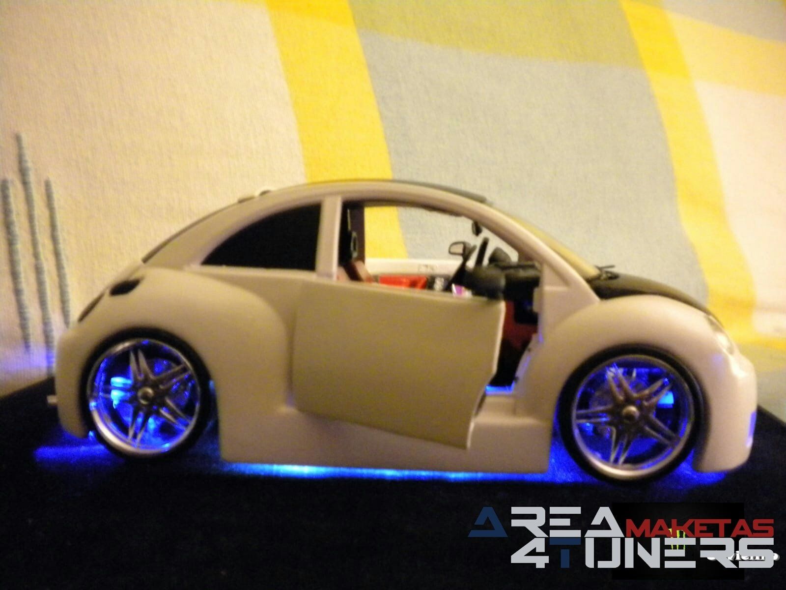 Reportaje maqueta Tuning Vw New Beetle Suicidal Doors Imagen perteneciente al reportaje fotográfico de la revista Tuning de publicación diaria Area4tuners.es sobre una maqueta Tuning de escala 1:18 Vw New Beetle