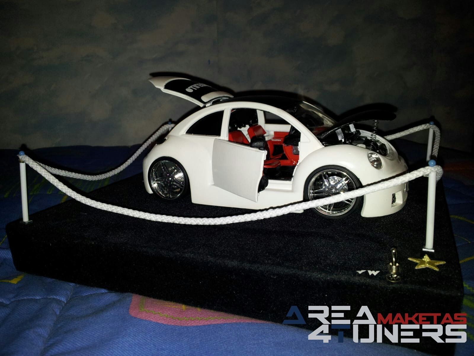 Reportaje maqueta Tuning Vw New Beetle Suicidal Doors Imagen perteneciente al reportaje fotográfico de la revista Tuning de publicación diaria Area4tuners.es sobre una maqueta Tuning de escala 1:18 Vw New Beetle