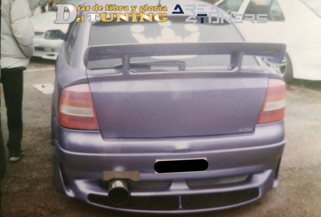 Imagen del reportaje  revista Tuning Area4tuners.es, concentración de coches Tuning del año 2001 en Medina Del Pomar, Burgos, España