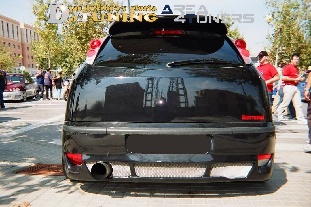 Imagen del reportaje  revista Tuning Area4tuners.es, concentración de coches Tuning del año 2002 en Saler, Valencia, España