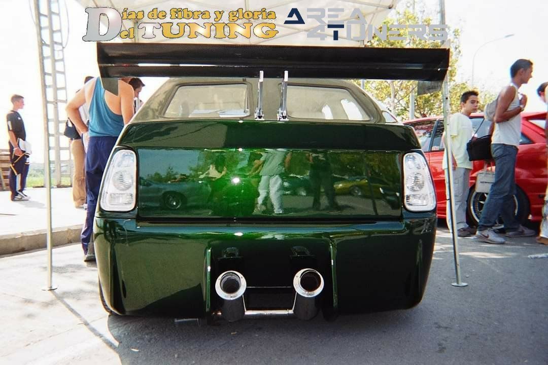 Imagen del reportaje  revista Tuning Area4tuners.es, concentración de coches Tuning del año 2002 en Saler, Valencia, España
