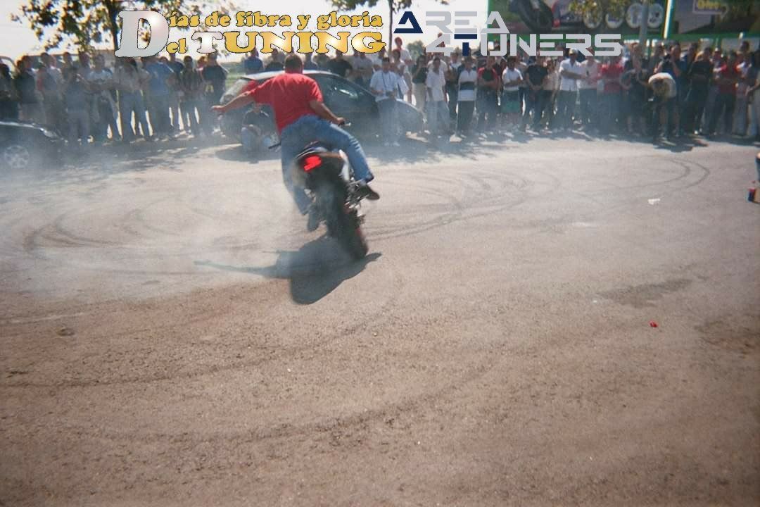Imagen del reportaje  revista Tuning Area4tuners.es, concentración de coches Tuning del año 2002 en Saler, Valencia, España