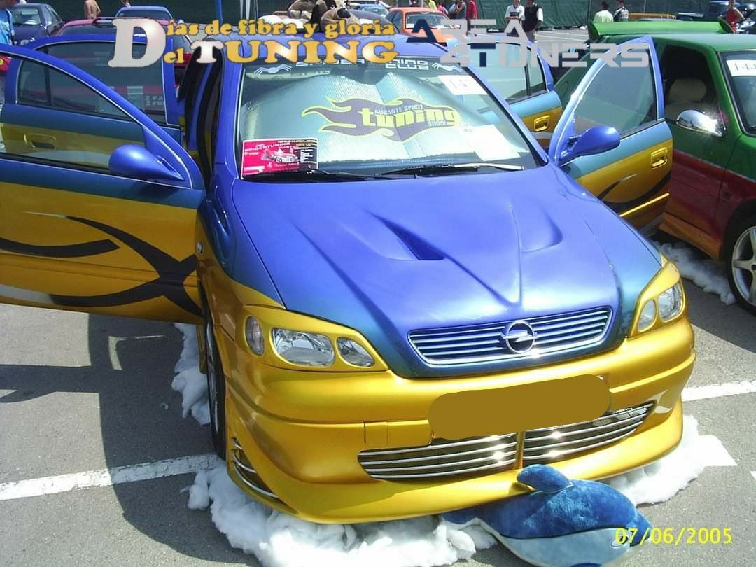 Imagen del reportaje revista Tuning Area4tuners.es, concentración de coches Tuning del año 2005 en Alicante, España