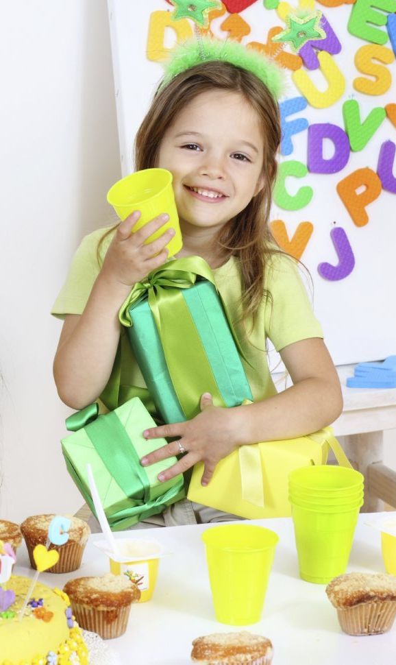 Kind mit GEschenk in der HAnd