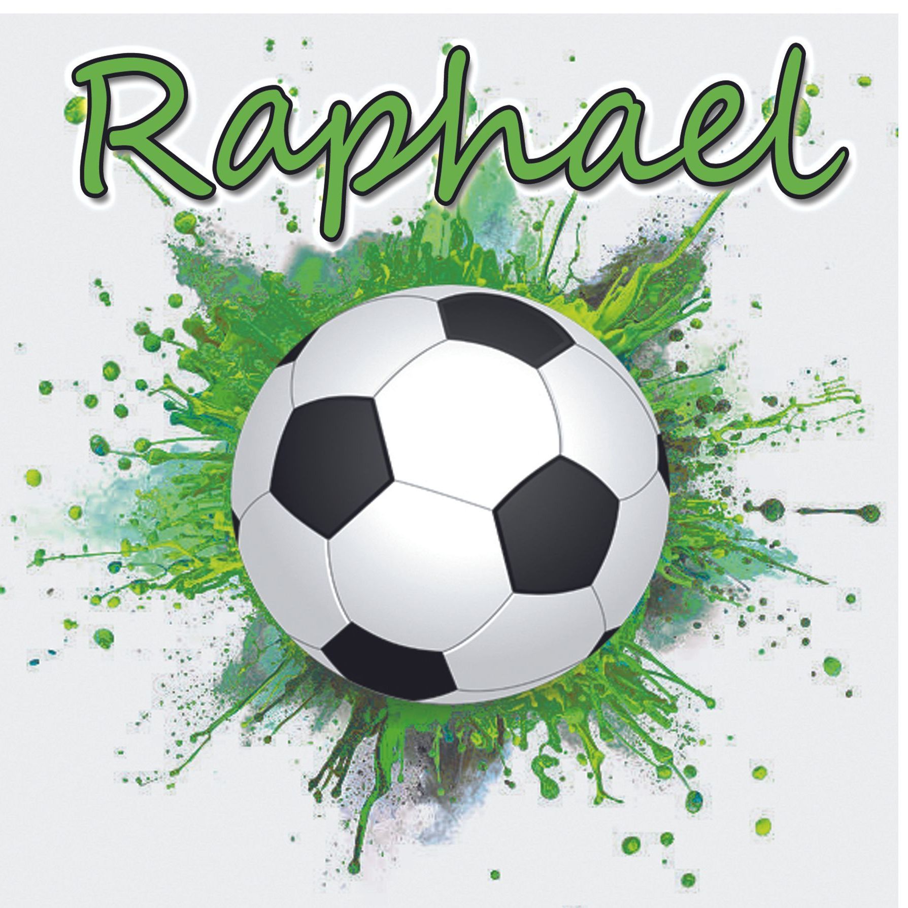 Schwarz-weißer Fußball vor grünem Spielfeld und blauem Himmel, dynamisch für Fußballfans.