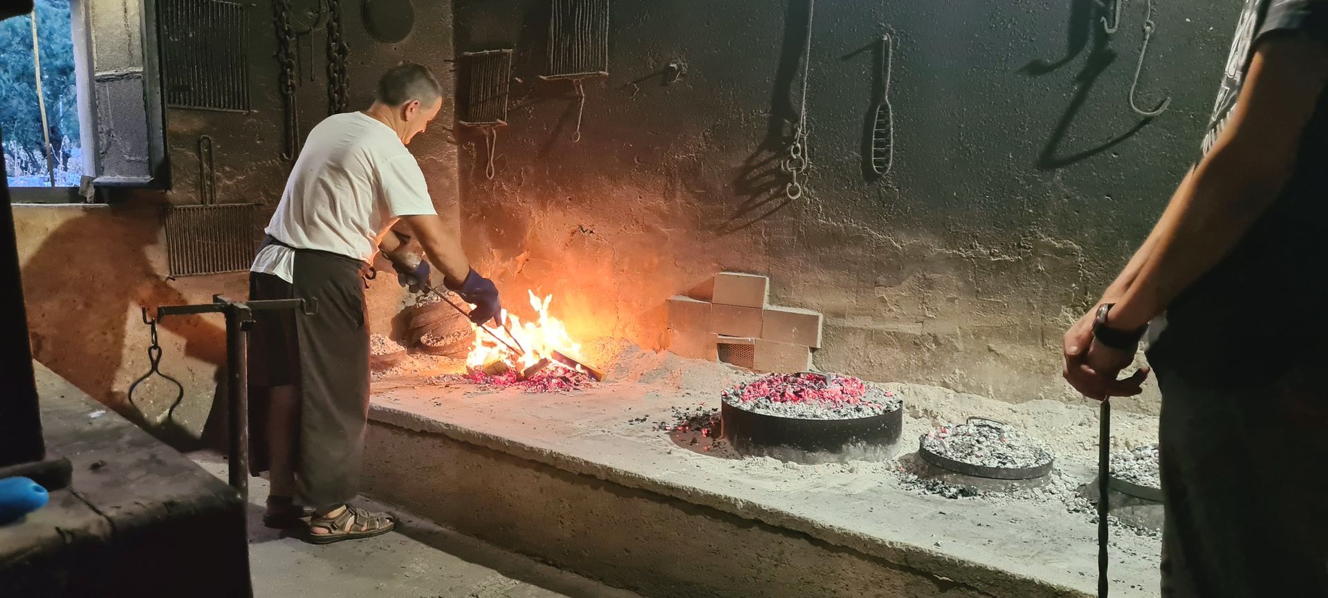 Agriturismus verbreitet sich mehr und mehr in Kroatien. Diese bieten auch sehr lokale Küche Hier wird Peka essen vorbereitet