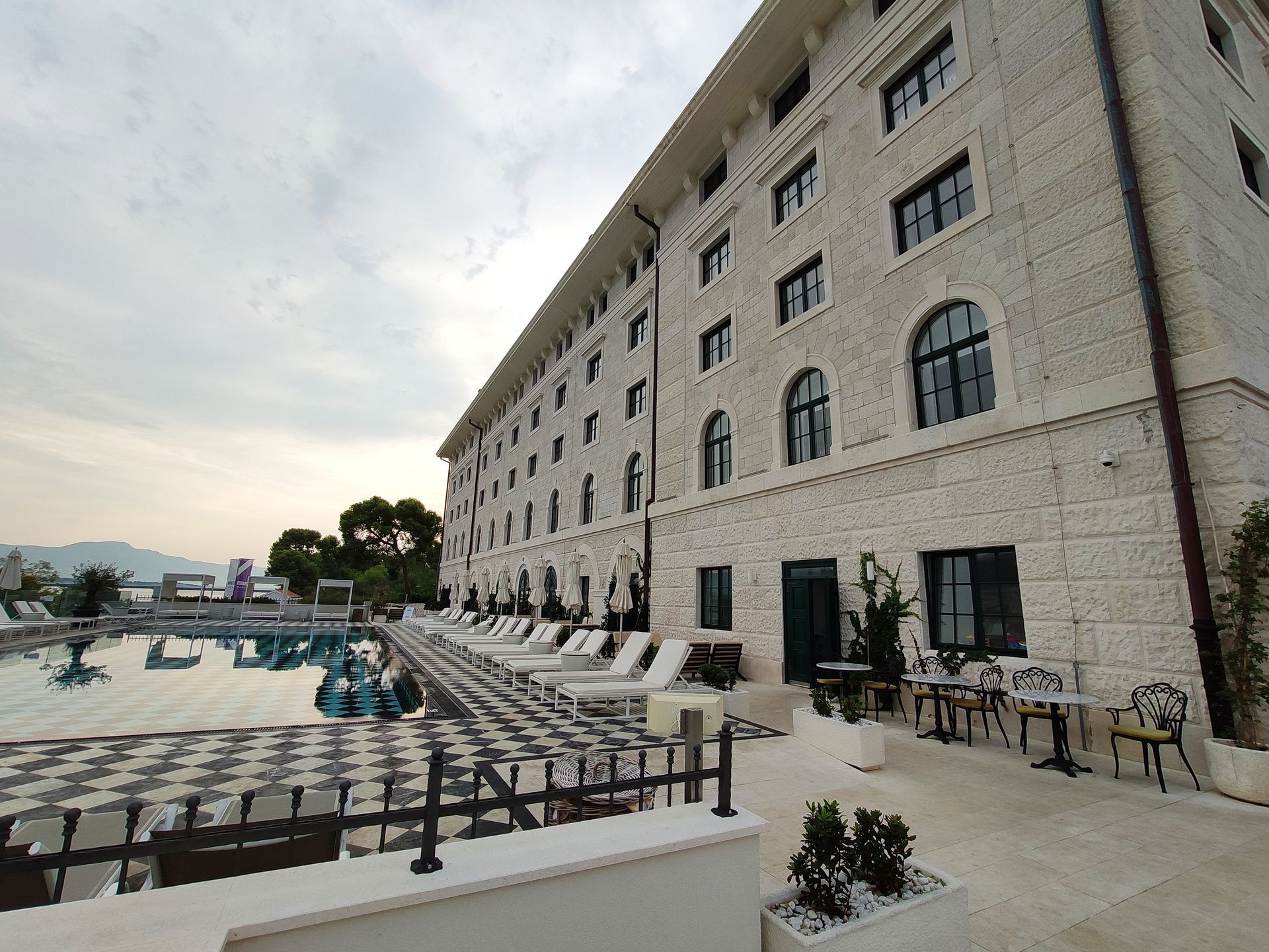 Das Brownhotel auf Ciovo ist eine alte Tabakfabrik und besticht durch modernes Dekor und gutem Frühstück Brown Hotel und Pool