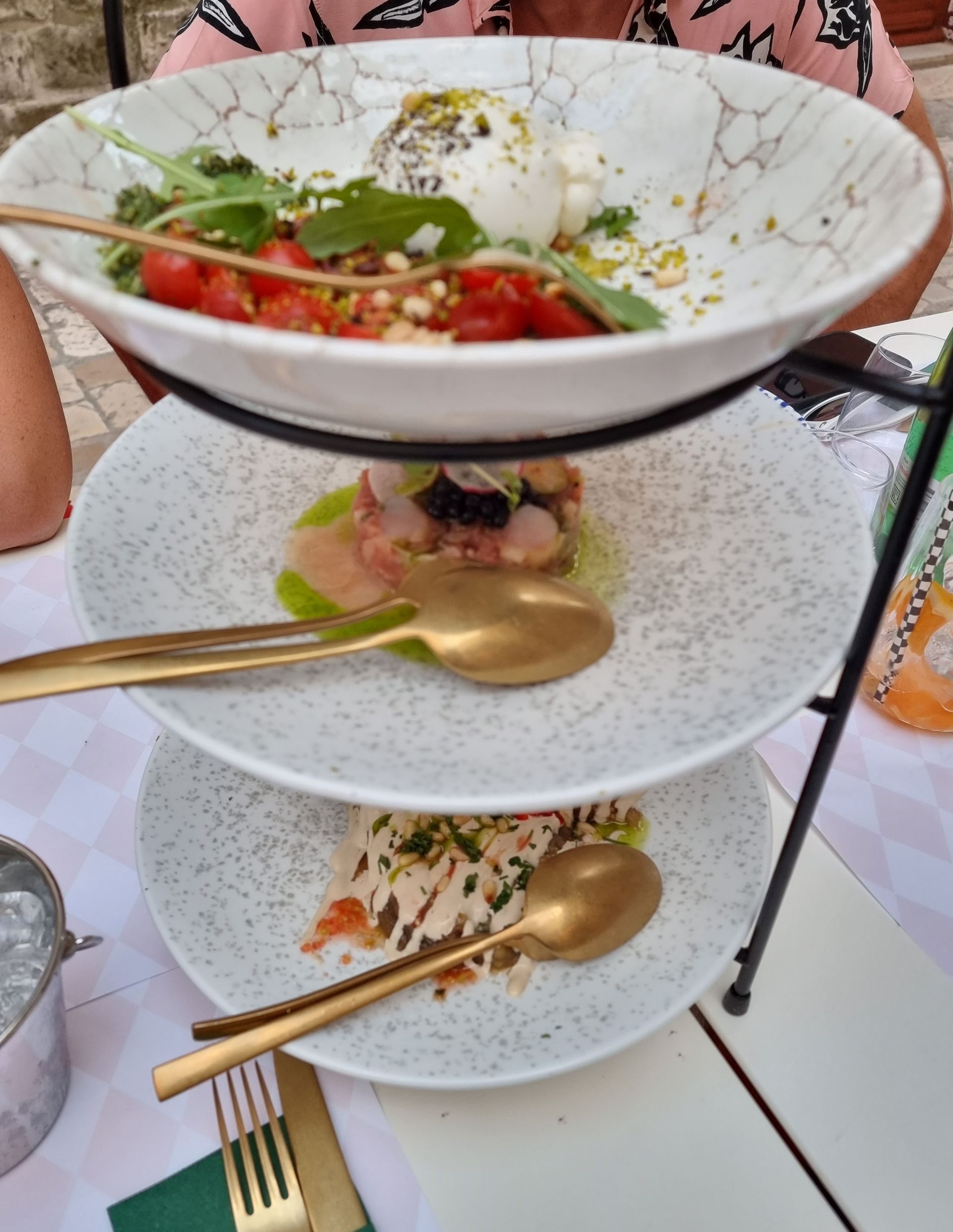 Kulinarische Versuchung mit dieser frischen und leckeren Vorspeisekombo Dreistöckige Vorspeiseplatte im Franka