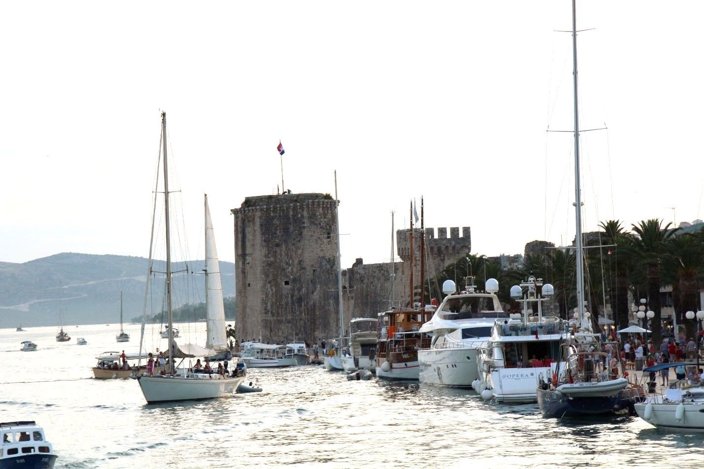 Schöne Segel- und Motoryachten, grosse und kleine, findet man immer in Trogir Belebte Riva von Trogir