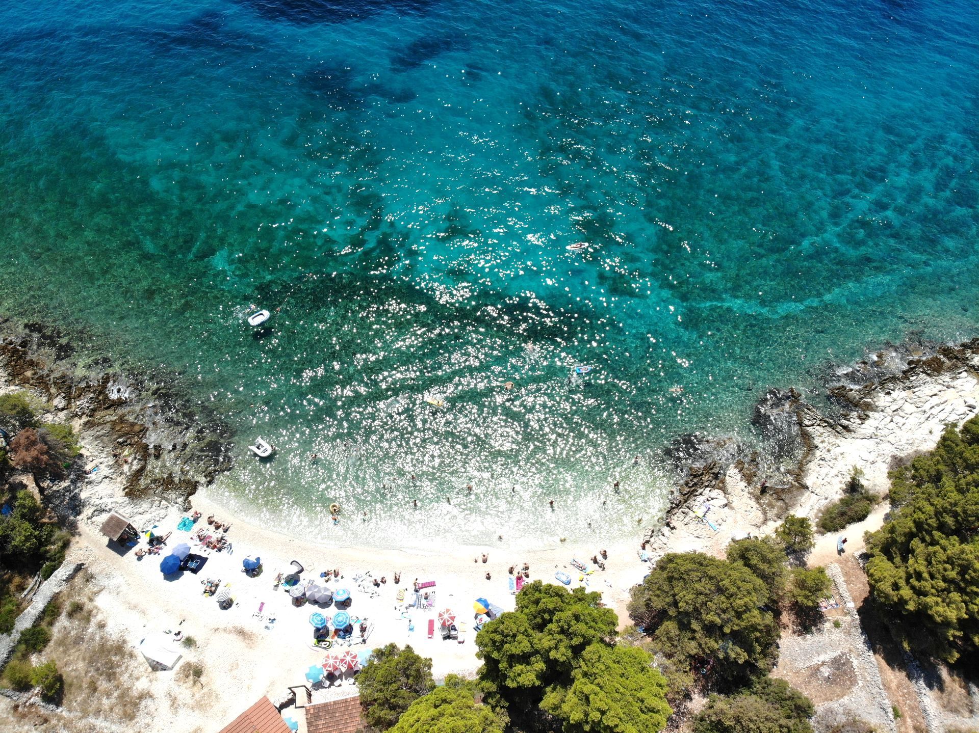 Der kleine, aber feine Strand Vela Draga in Okrug Gornji mit Beach Bar Vela Draga Strand