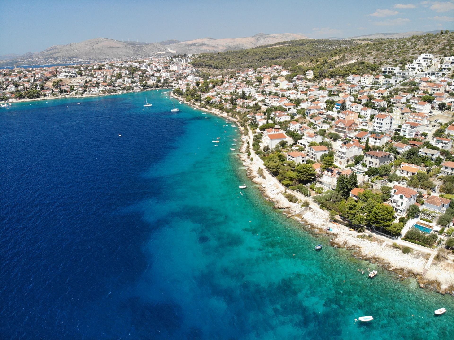 Ausblick auf Okrug Gornji und die Bucht Mavarstica