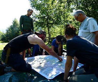 Savoir s'orienter en survie avec une carte