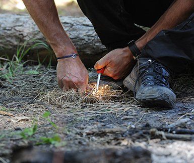 Utiliser une pierre à feu en survie