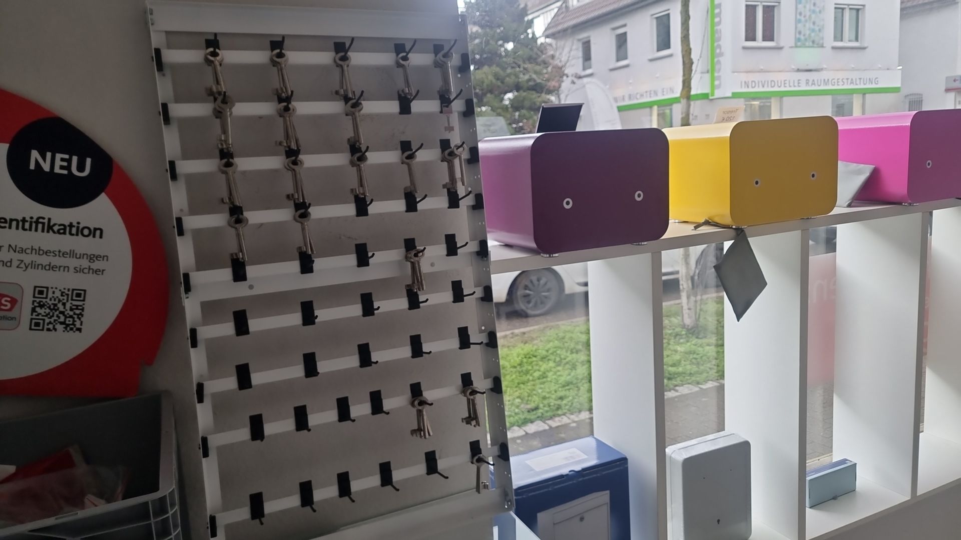 Schaufenster Ansicht von Innen von Schlüsseldienst Stuttgart Haegele