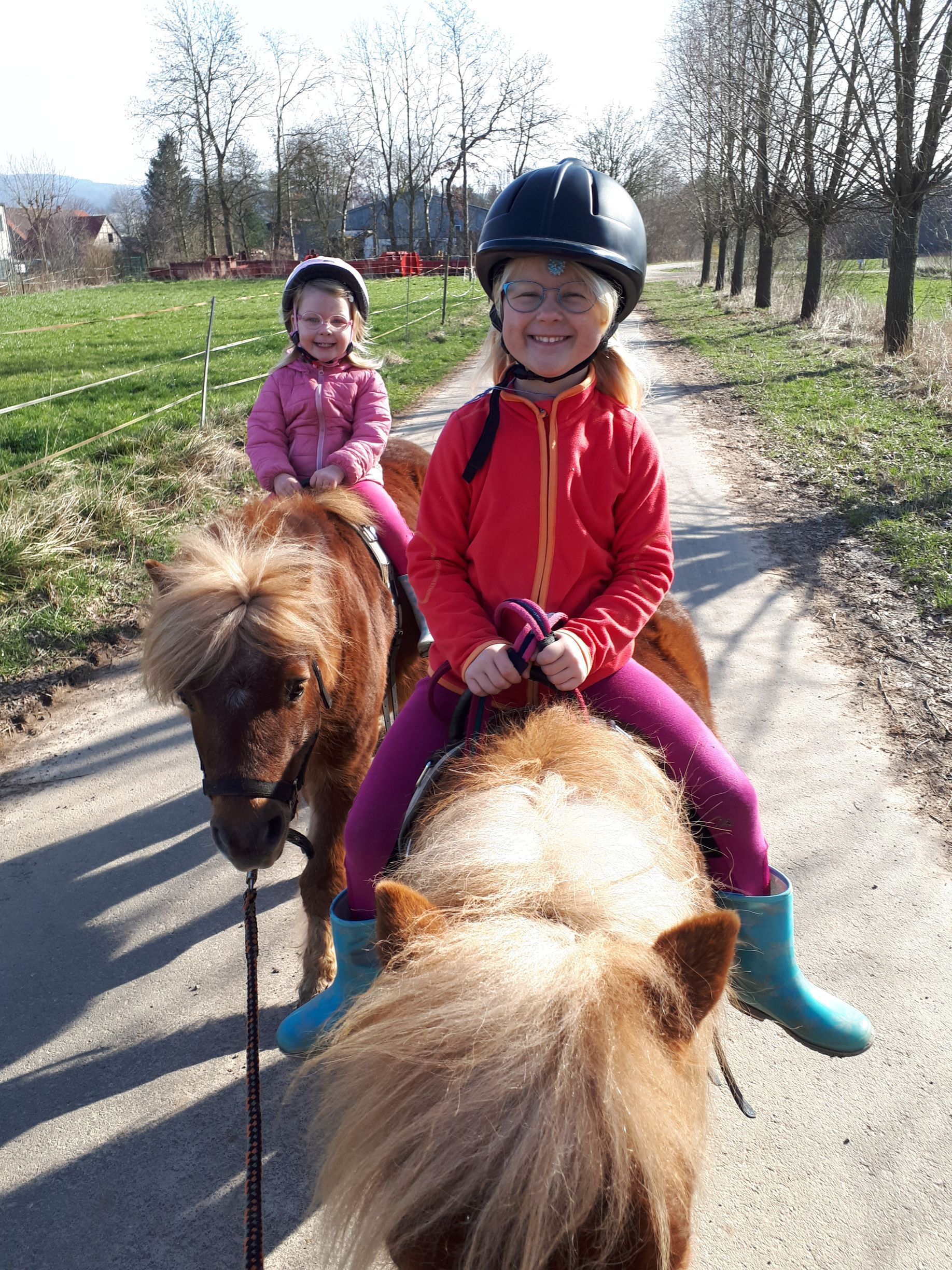 Kind beim Ponyreiten auf dem Ferienhof Morich im Harz