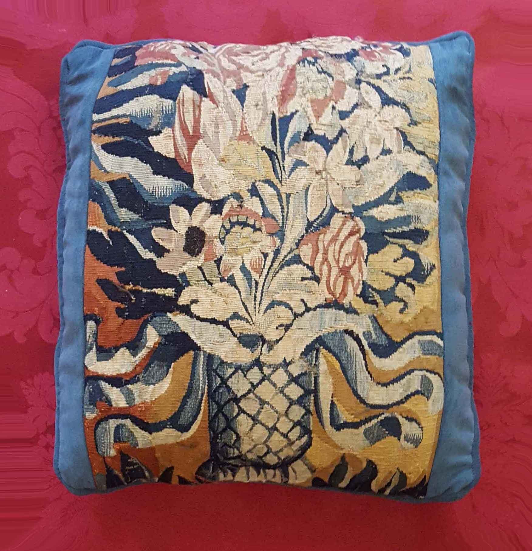 COUSSIN EN TAPISSERIE ANCIENNE | AUBUSSON | BRUXELLES à Versailles COUSSIN EN TAPISSERIE ANCIENNE | AUBUSSON | BRUXELLES à Versailles