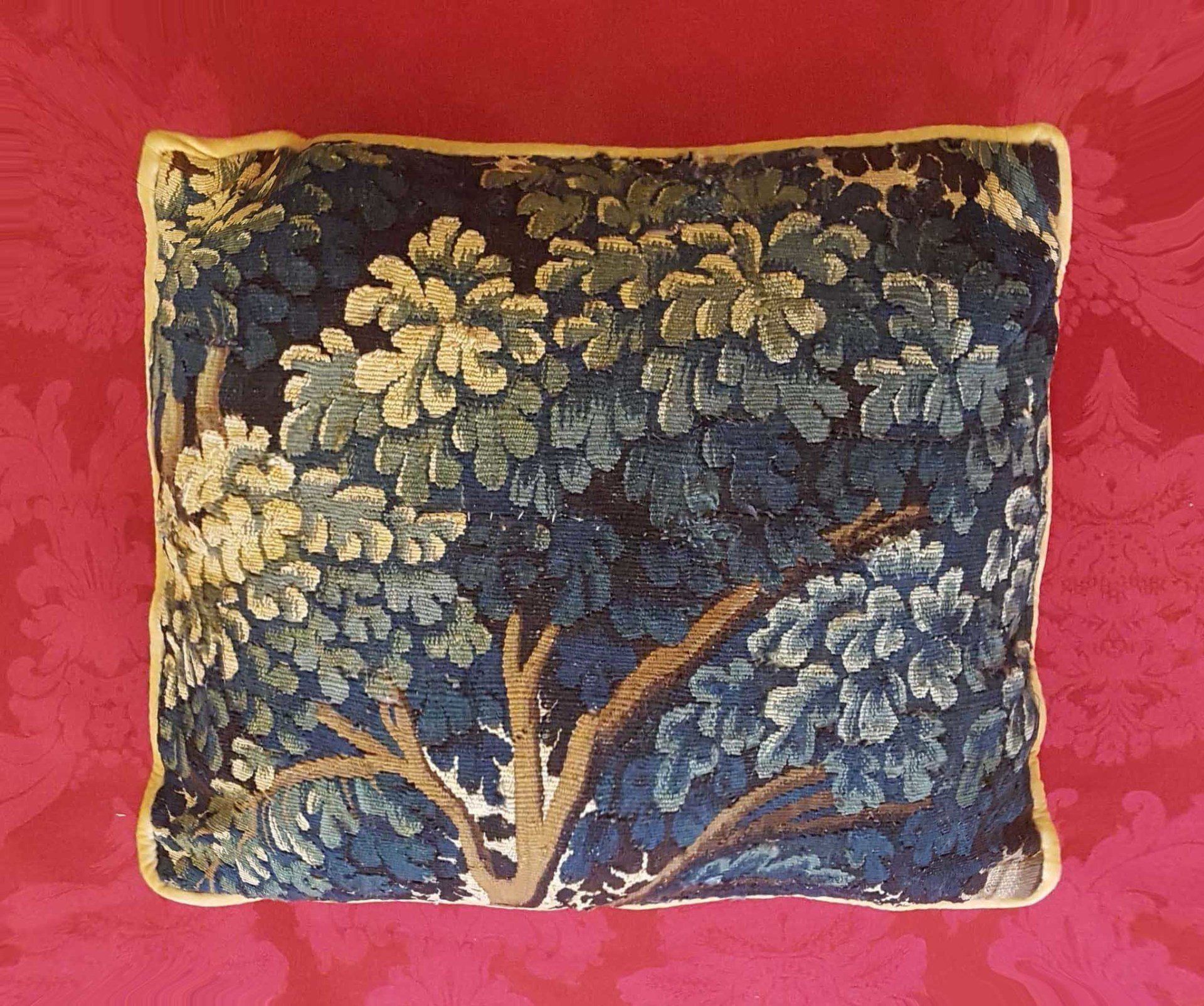 PILLOW CUSHION OF OLD TAPESTRY | AUBUSSON | BRUSSELS à Versailles PILLOW CUSHION OF OLD TAPESTRY | AUBUSSON | BRUSSELS à Versailles