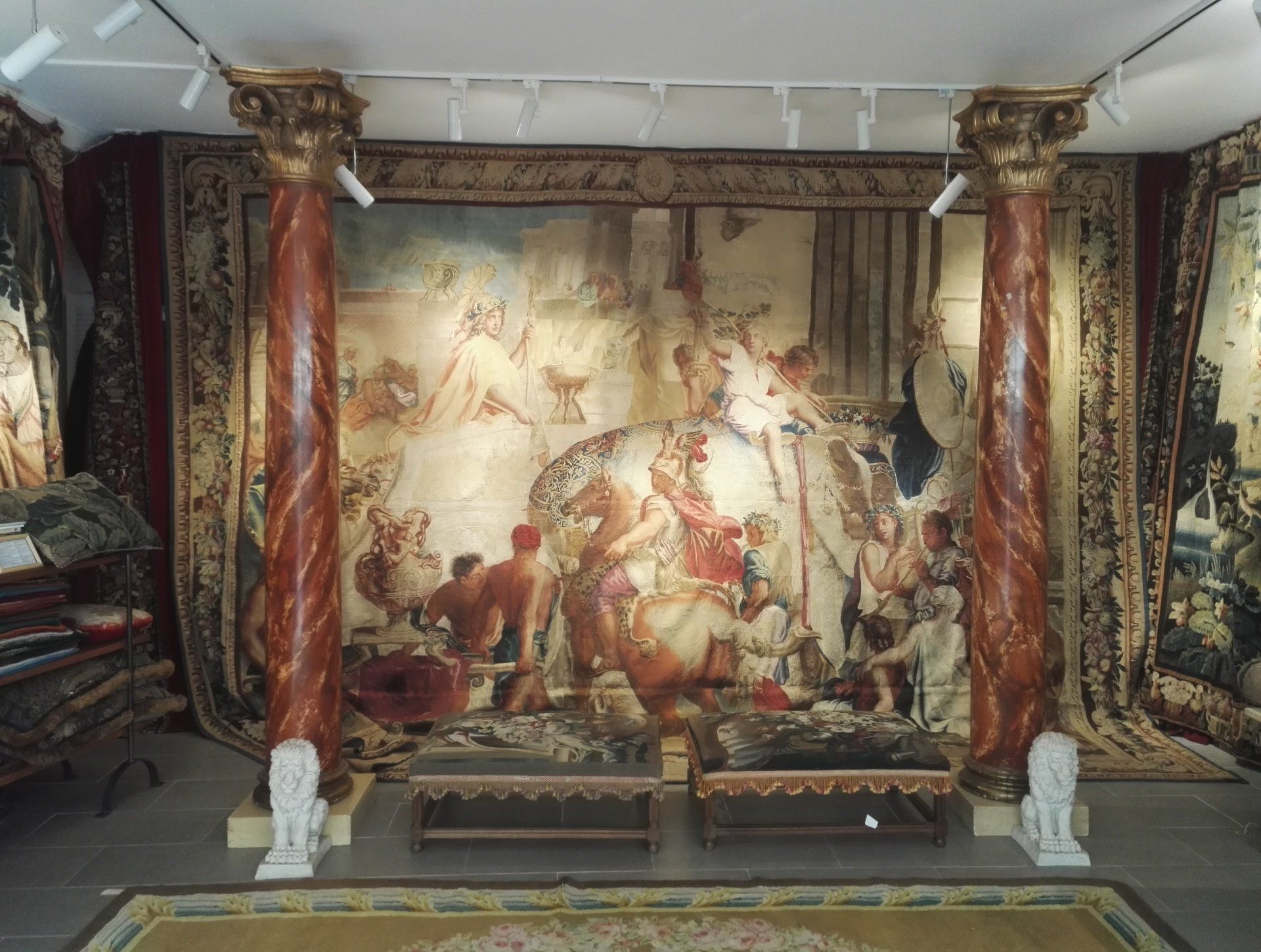 LOCATION DE TAPISSERIE ANCIENNE MODERNE ET CONTEMPORAINE POUR FILM ETTHÉÂTRE LOCATION DE TAPISSERIE ANCIENNE MODERNE ET CONTEMPORAINE POUR FILM ETTHÉÂTRE