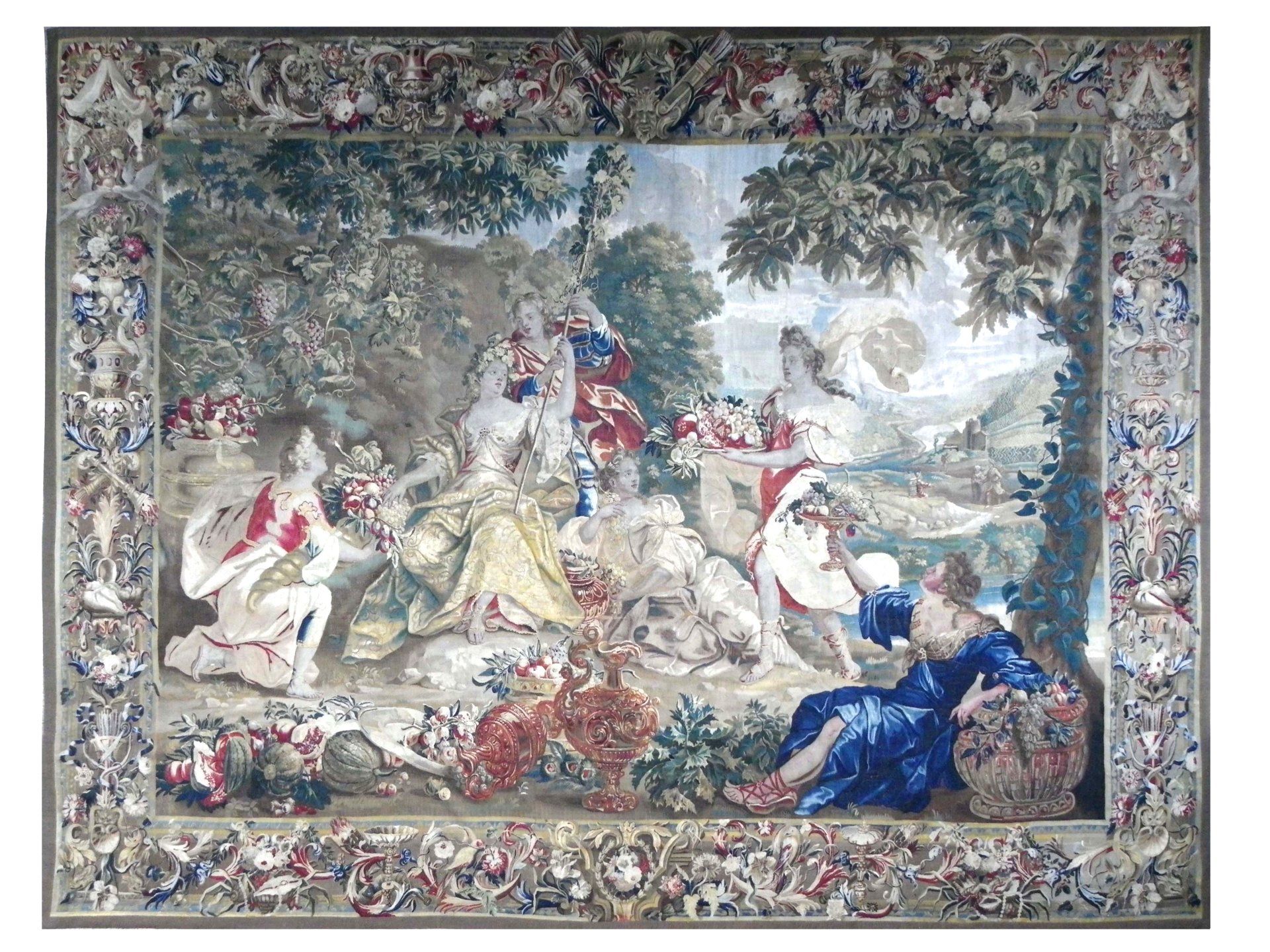 TAPISSERIE BRUXELLES - QUATRE SAISONS, l’Automne  Très rare et exceptionnel panneau de tapisserie de haute lisse avec 7 à 8 fils de chaines par 7 à 9 mm, des Manufactures Royales de Bruxelles de la fin du XVII° siècle, tissée par les ateliers de Jean François van der Hecht dans la boutique Albert Auwerx (1629-1709).