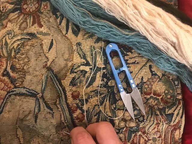 Nettoyage et Restauration de Tapisserie Aubusson Ancienne et Contemporaine Nettoyage et Restauration de Tapisserie Aubusson Ancienne et Contemporaine