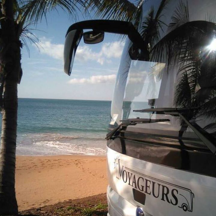 Un autocar sur la plage en Guadeloupe