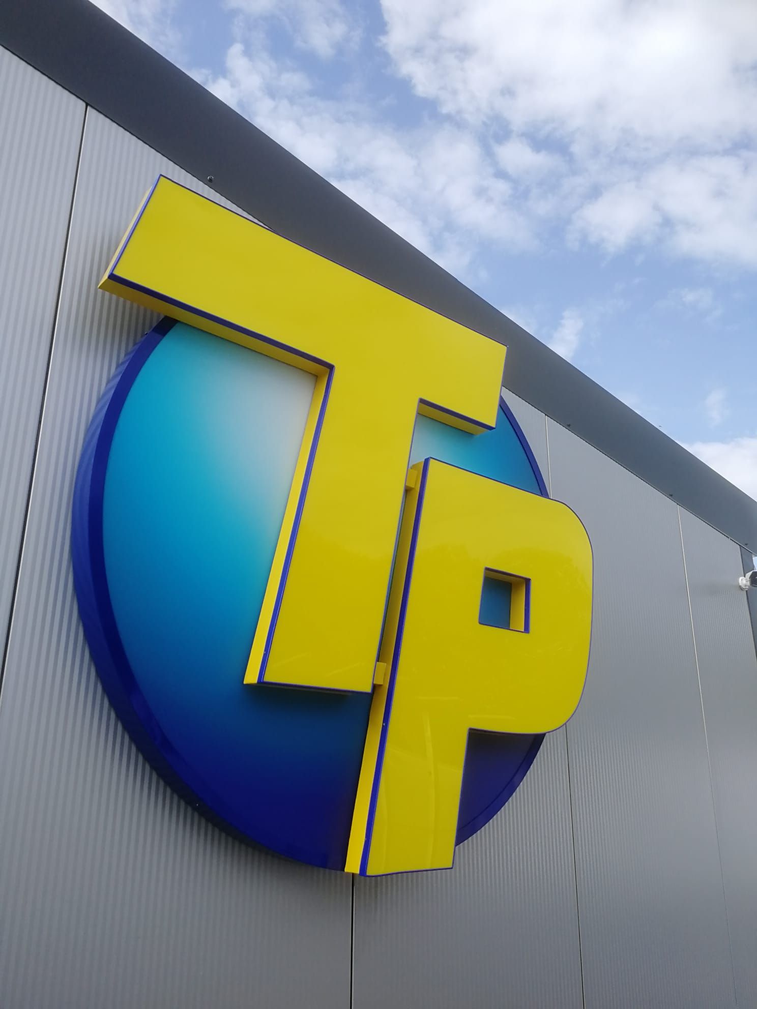 Leuchtkasten mit aufgesetzten Buchstaben in Kiel