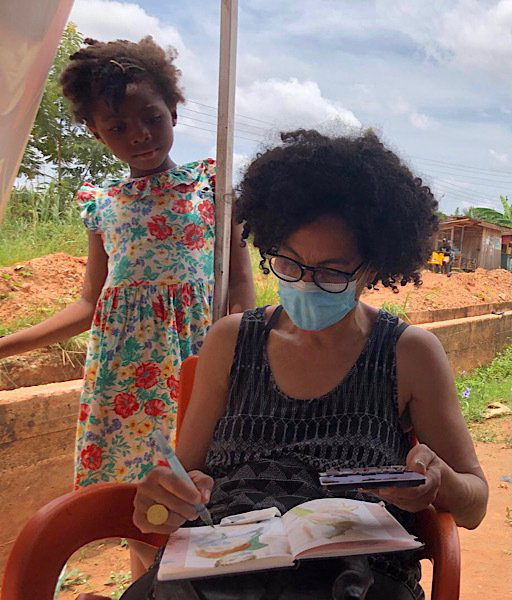 zeichnende Frau mit Zuschauerin