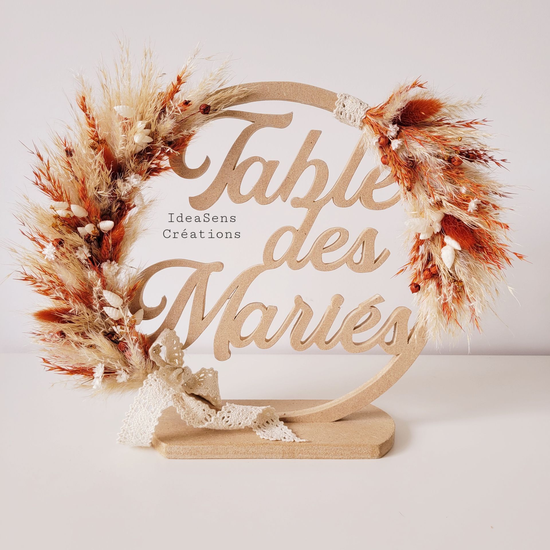 Décoration de table de mariage en bois et fleurs séchées
