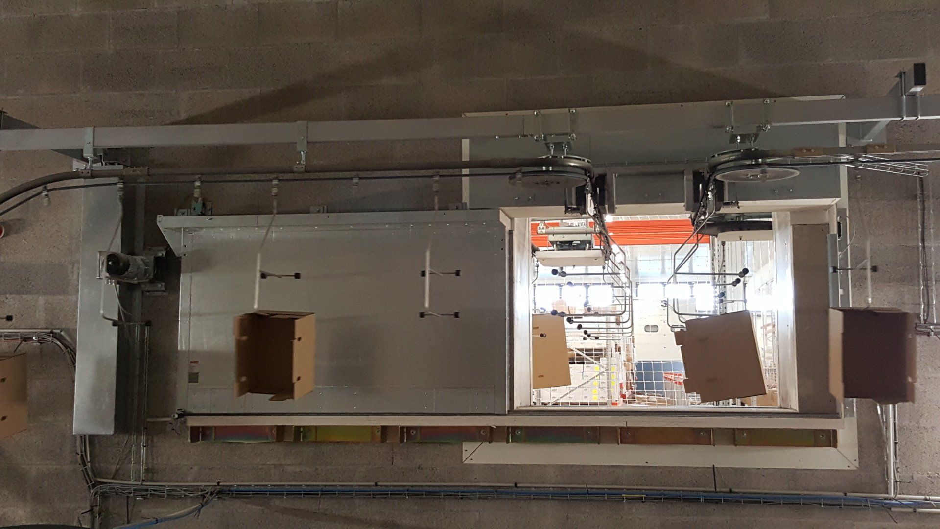 Système de protection incendie pour convoyeur aériens solution de passage porte coupe-feu sans destruction du matériel