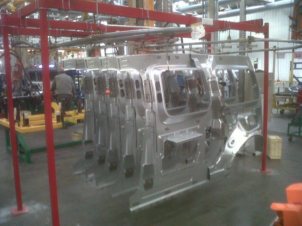 Stockage aérien sur monorail, secteur automobile. Aménagement des postes de travail