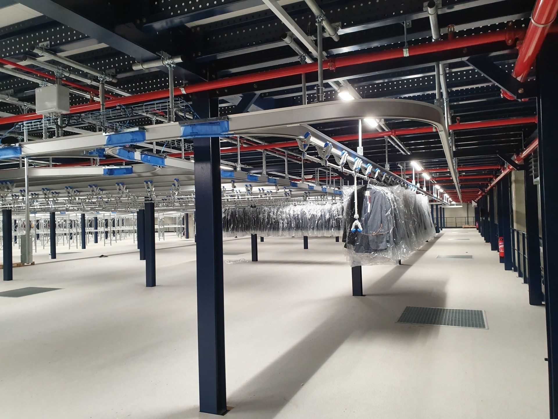 Convoyeur plateforme logistique zone de stockage, aiguillages deux voies, stockage aérien gravitaire