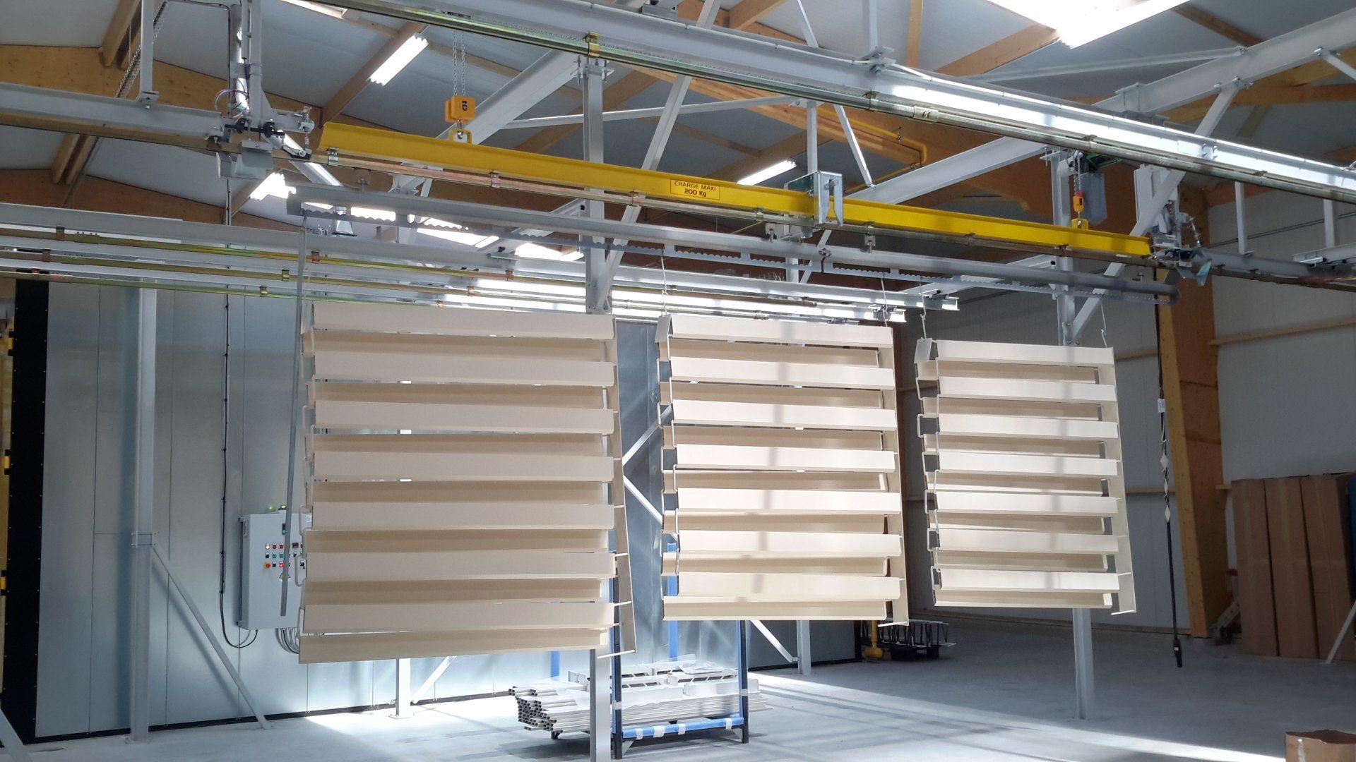 Convoyeur aérien manuel avec palonnier de transfert sur station de levage