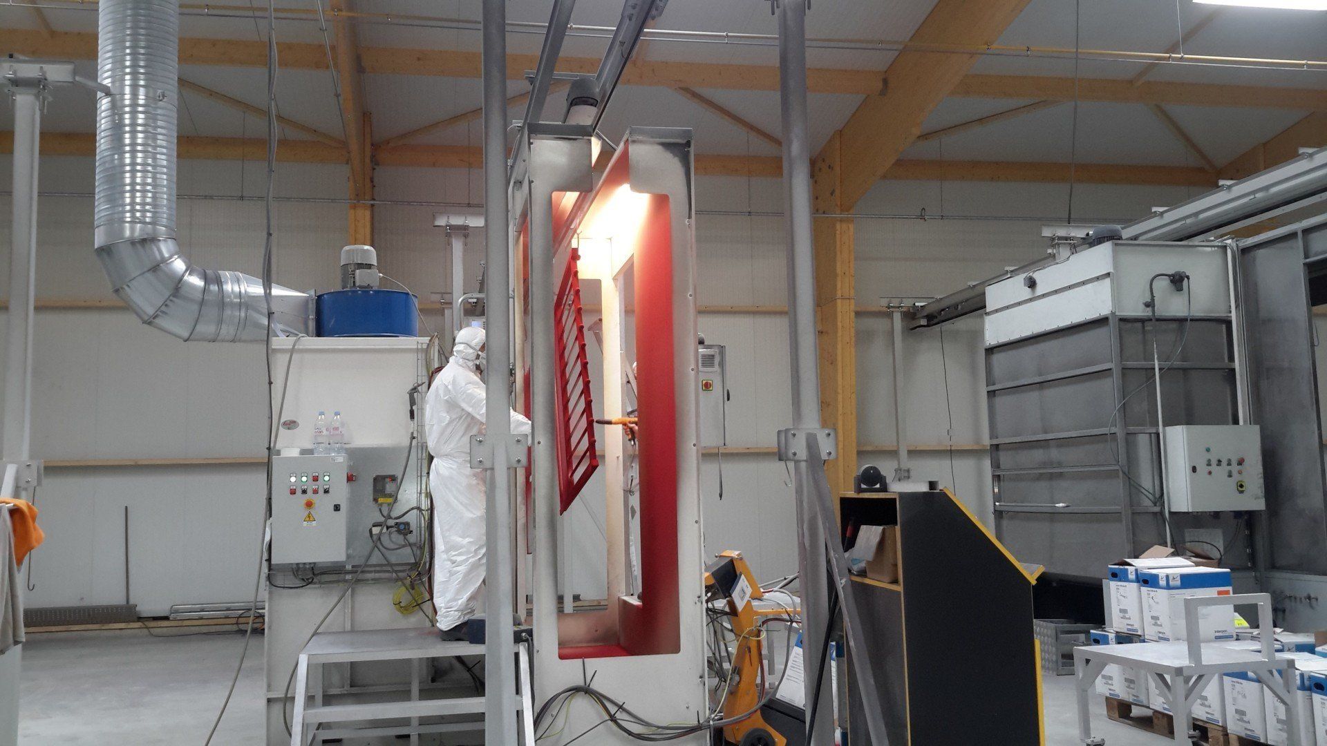 Traitement de surface, passage en cabine de peinture, manutention par convoyeur à doigts