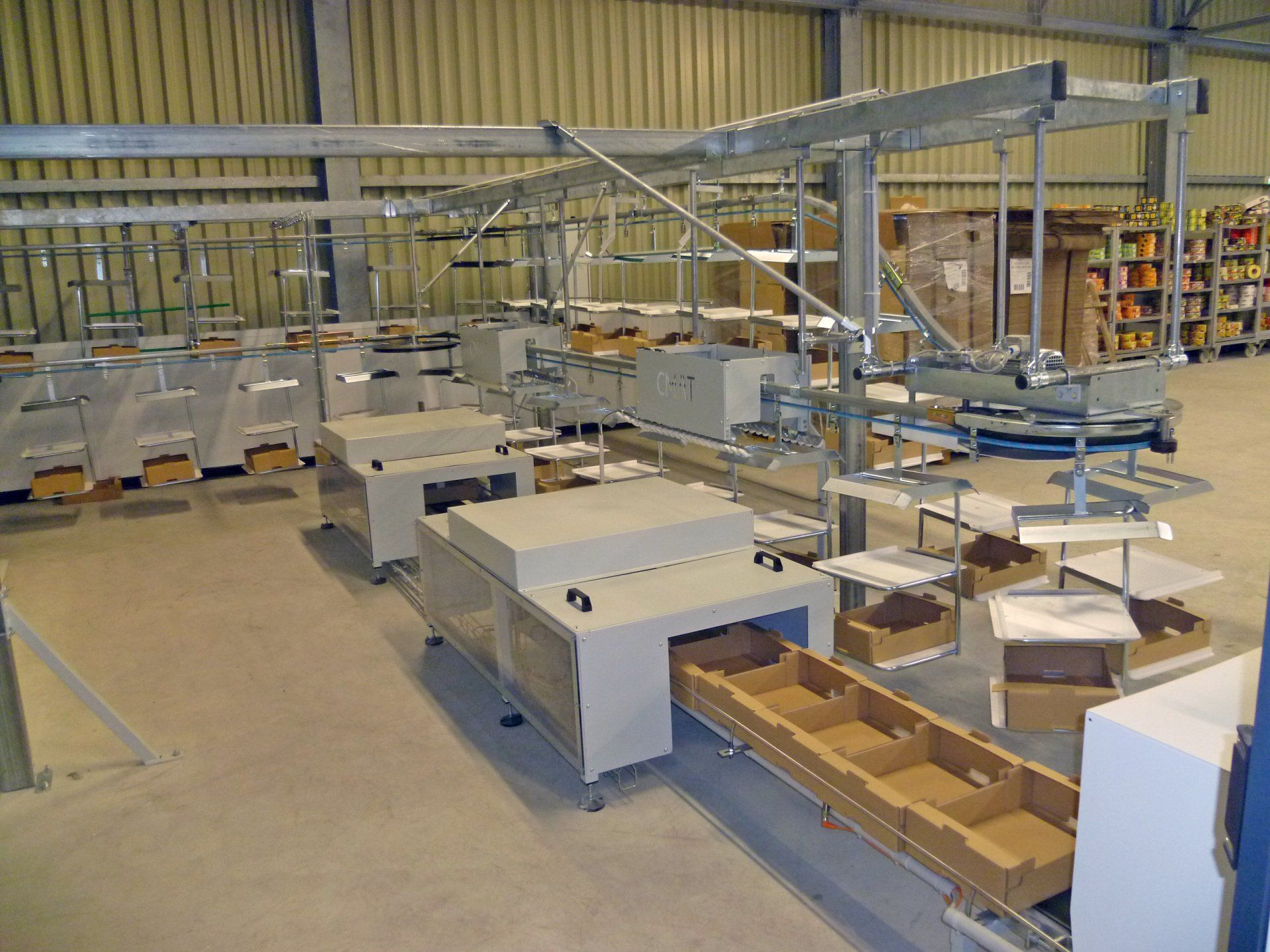 Formeuse carton avec tapis d’accumulation et détection des espaces libres pour alimentation automatique des balancelles sur convoyeur à corde