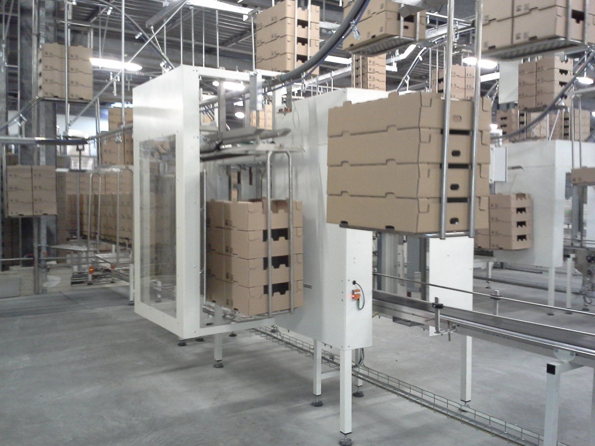 Chargement automatique des cartons sur convoyeur aérien, chargement multiformat en piles