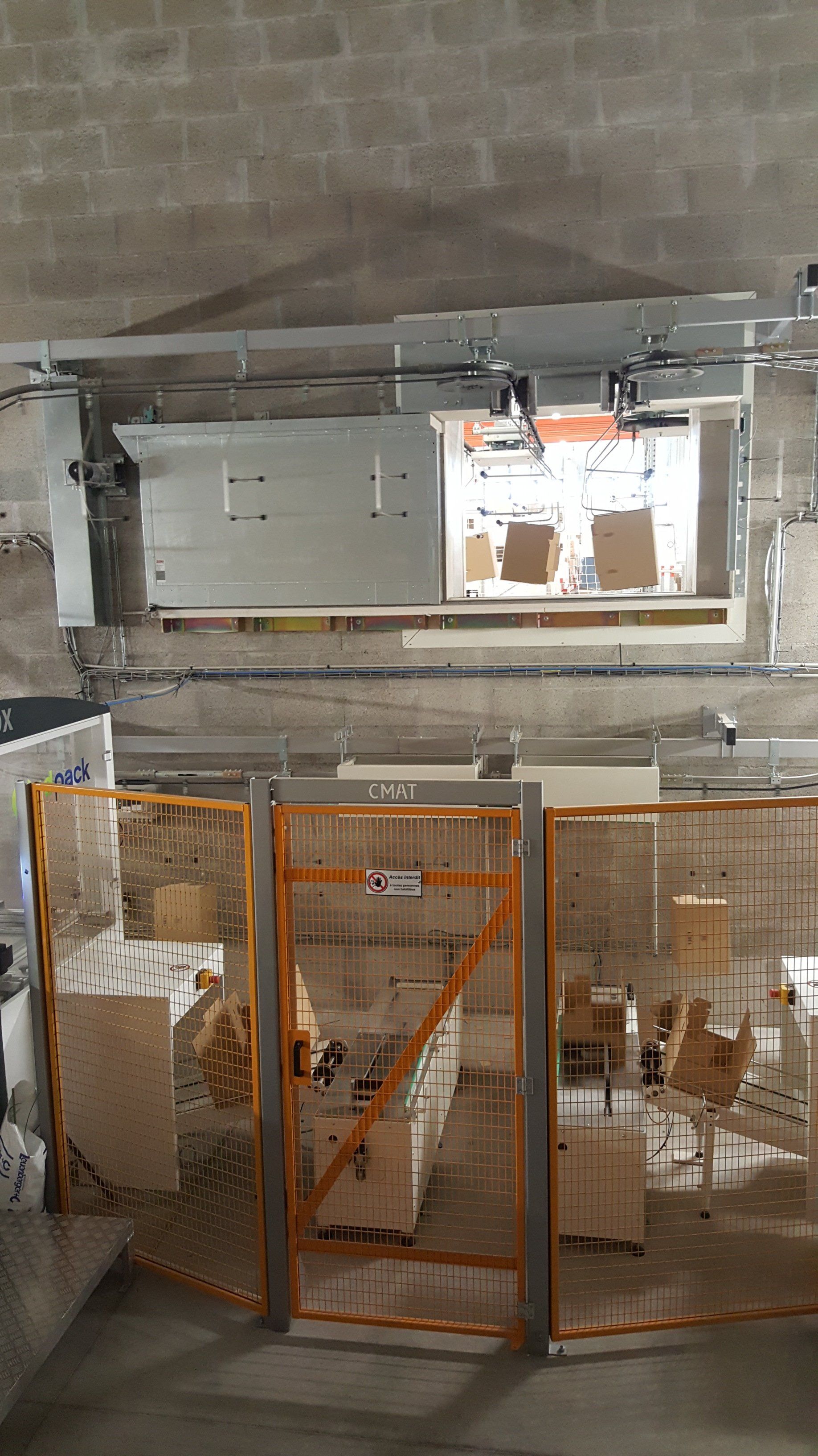 Poste de chargement automatique en sortie formeuse sur convoyeur à corde avec crochets