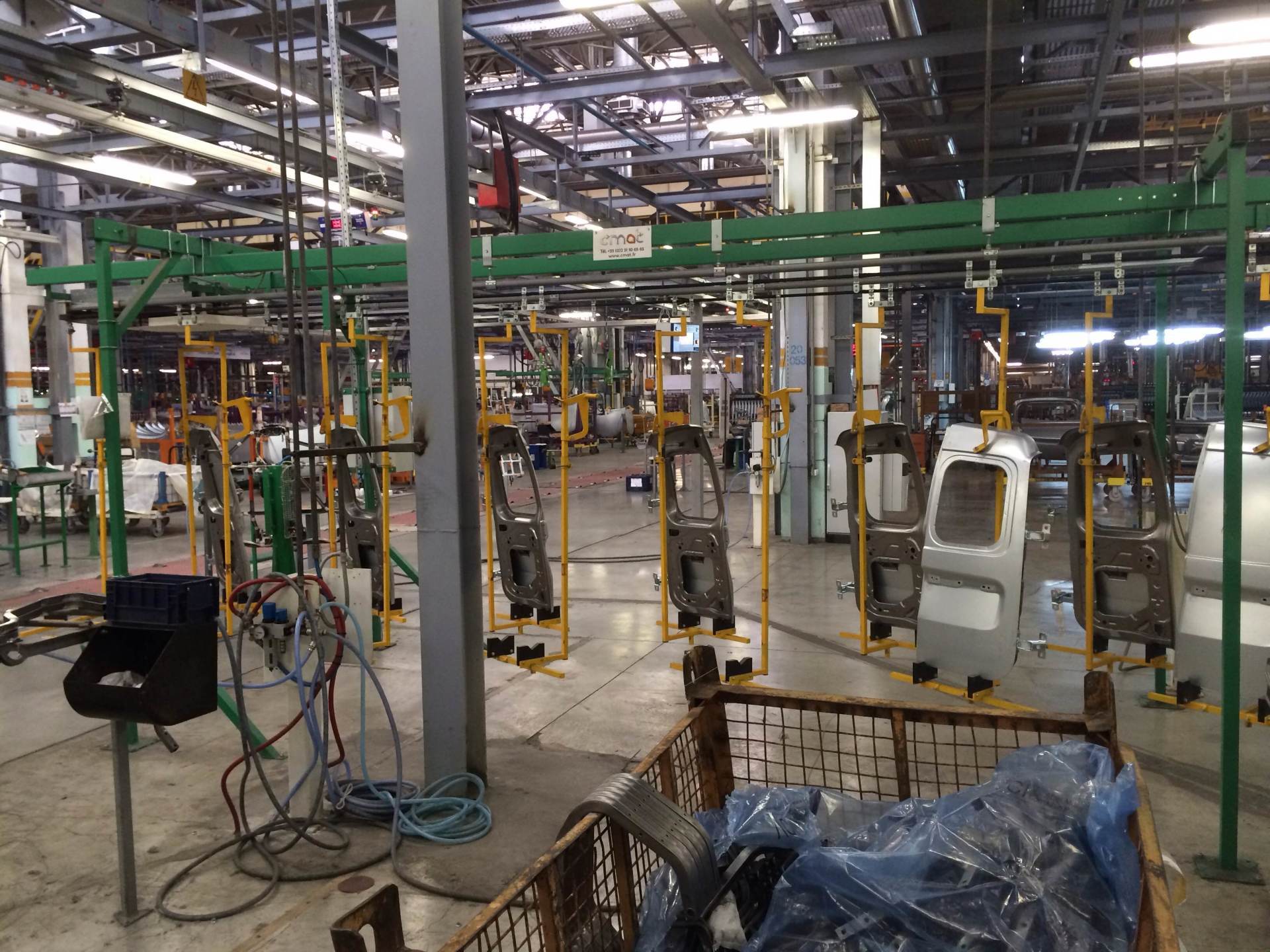 Convoyeur à balancelles pour portières, convoyeur pas à pas pour contrôle et assemblage des pièces