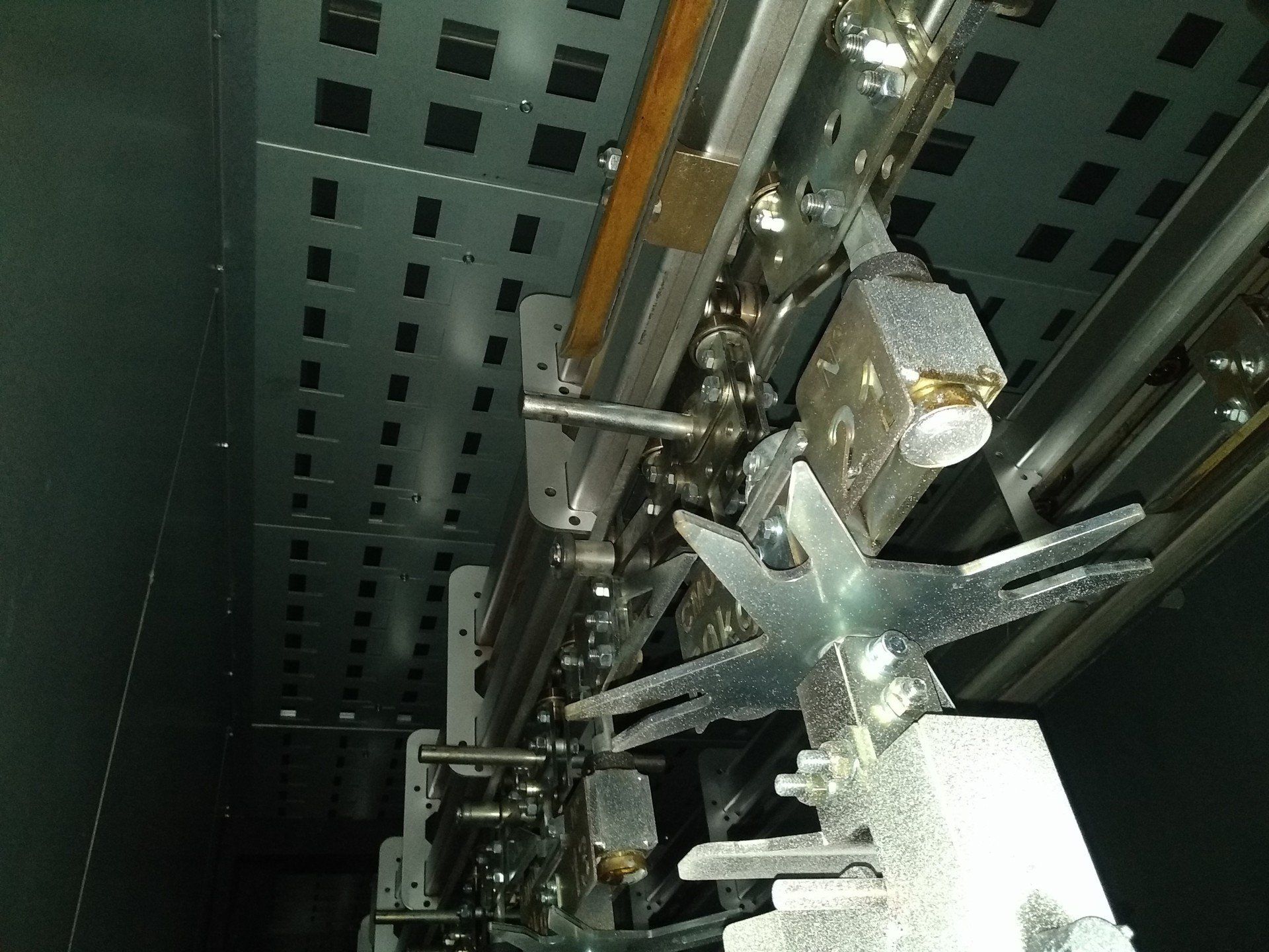 Convoyeur aérien avec indexation automatique pour rotation des pièces