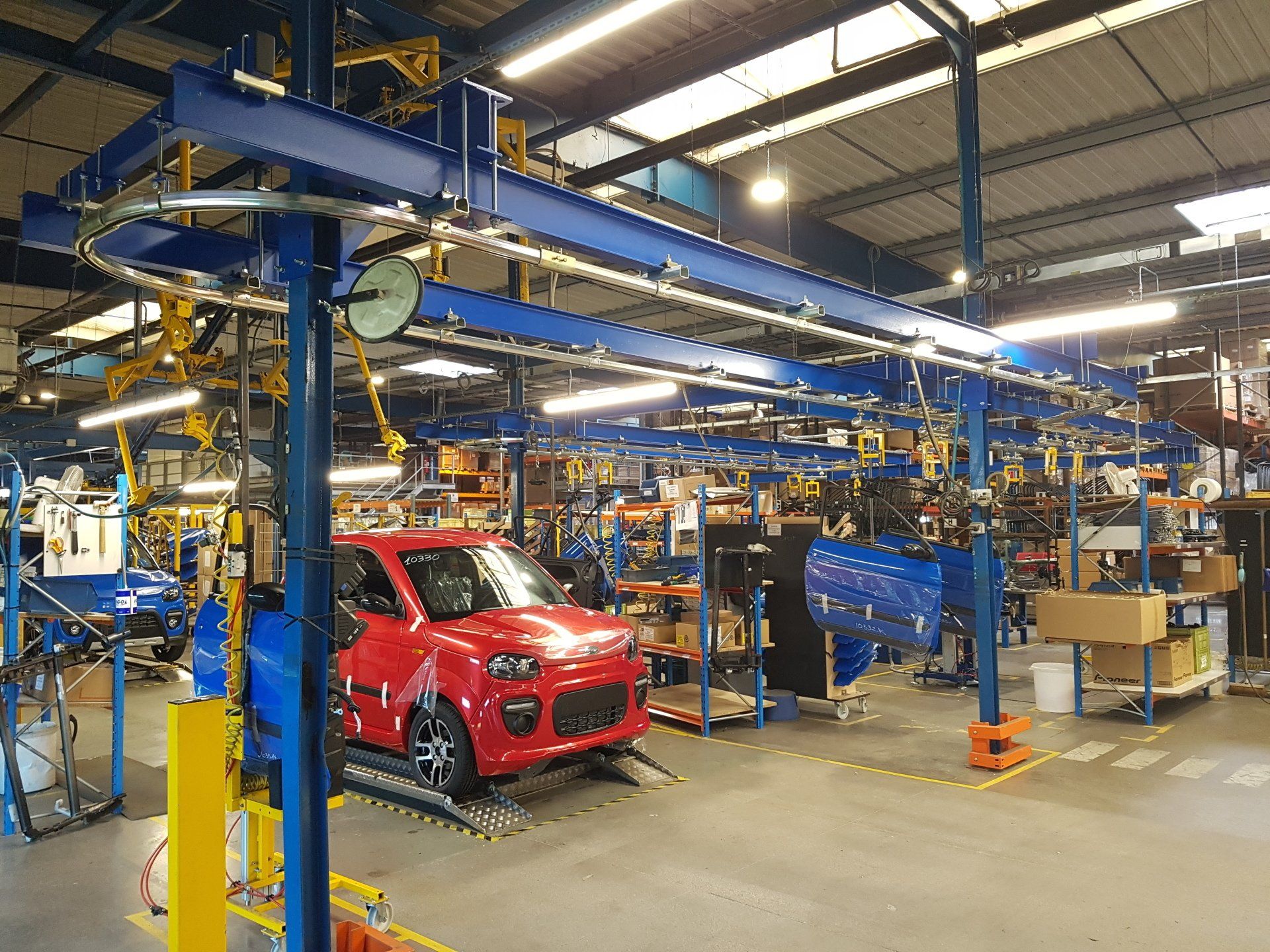 Convoyeur gravitaire avec palonnier pour l’accroche des pièces automobile en zone de stockage avant assemblage