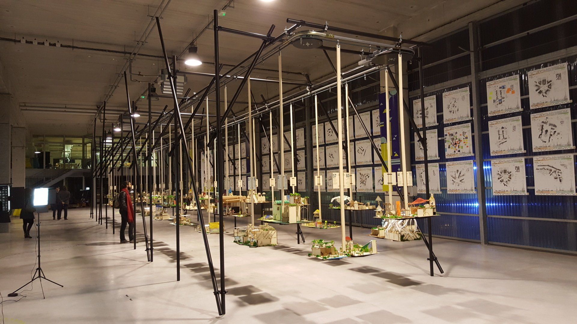 Convoyeur aérien à balancelles pour exposition de maquettes d’architectes